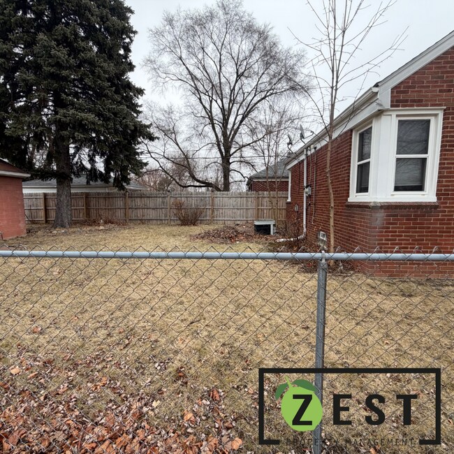 Building Photo - Excellent 3 Bed 1.5 Bath with basement & garage only $1,250/mo!