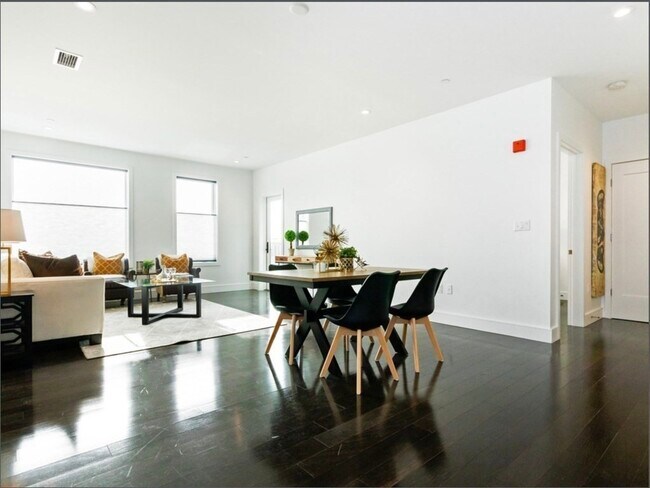 Building Photo - 2 W Sixth St