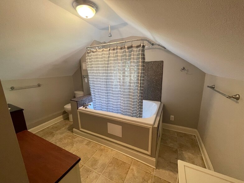 Bathroom ensuite, 2nd floor - 4528 Terrace St