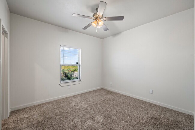 Building Photo - Beautiful Townhome Located South of Town N...