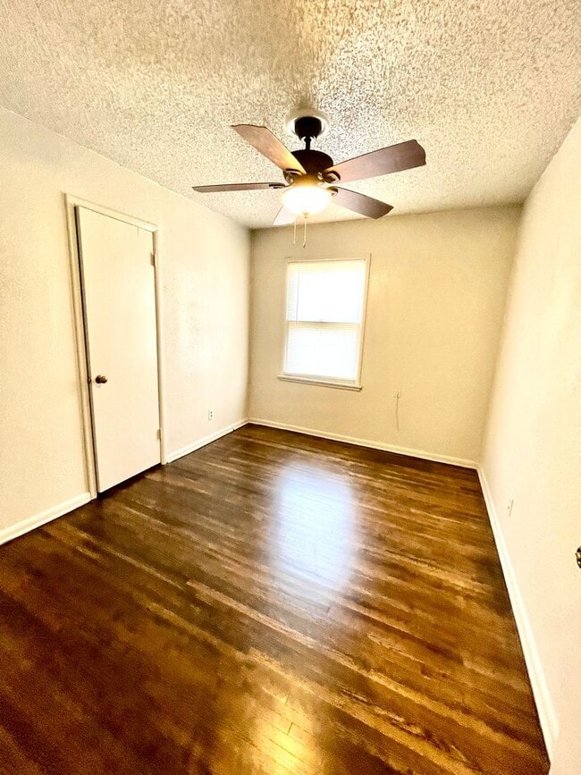Building Photo - Charming West Tulsa 3 Bed 1.5 Bath House