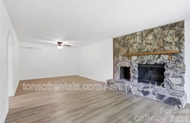 Building Photo - 207 Wood Dale Dr