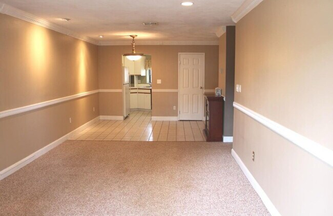 Building Photo - 2 Bed 2 Bath Unit Available July 1