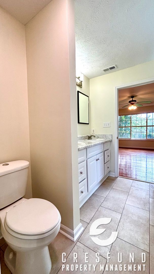 Building Photo - OVER 2000 SQ. FEET - Minutes Away from JAC...