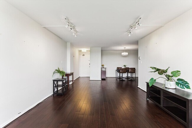Building Photo - Great 2 Bedroom 2 Bath in Van Ness DC!