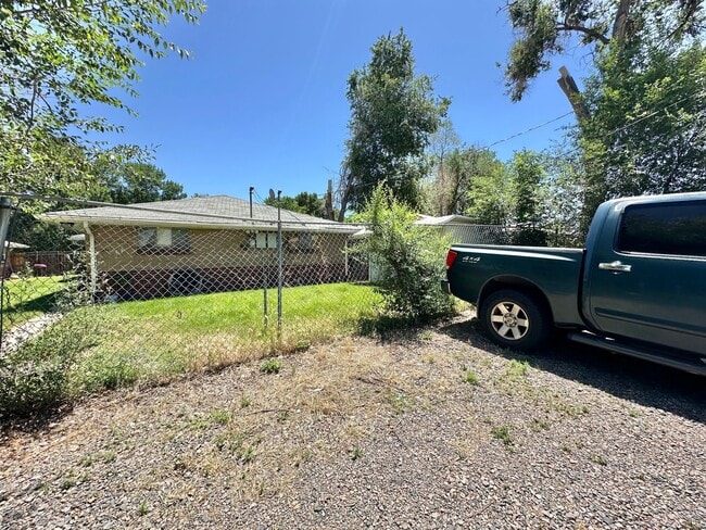 Building Photo - 3 bed 1 bath duplex near RiNo and City Par...