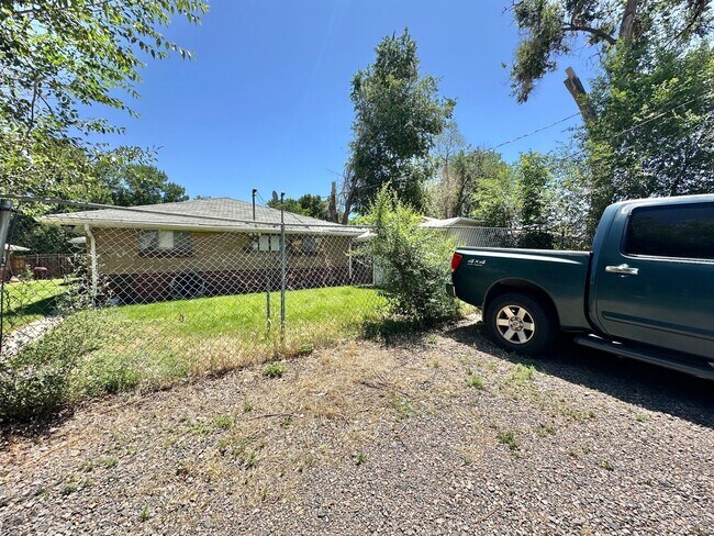 Building Photo - Charming 3-bed, 1-bath Duplex in Denver's ...