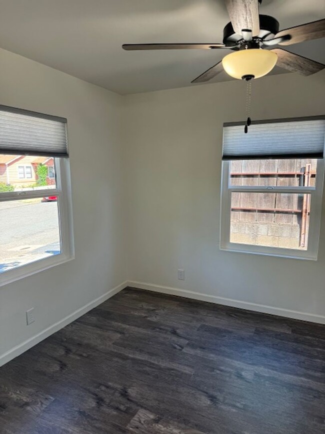 Building Photo - Recently Renovated Downtown Home- AVAILABL...