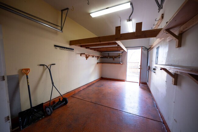 Building Photo - 350 Plowman Ct