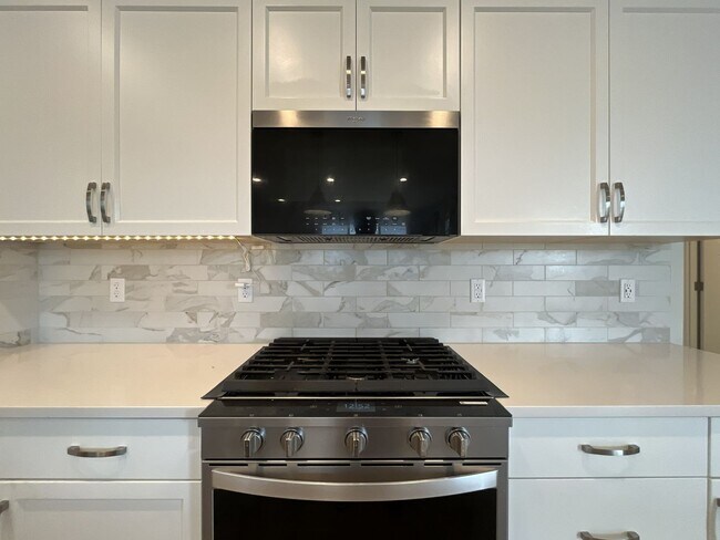 Building Photo - Stunning 2024 Built 5BR Home with Main-Level Suite, EV Charger & Covered Patio Near River Terrace