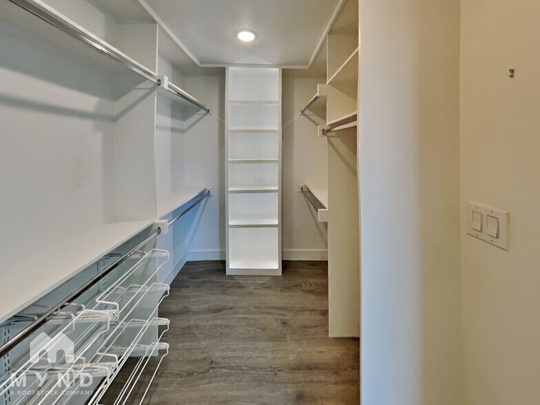 Building Photo - 3880 Munger Ave