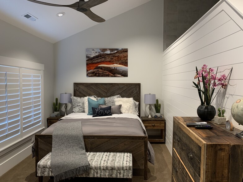 Building Photo - 991 E Senior Band Rd