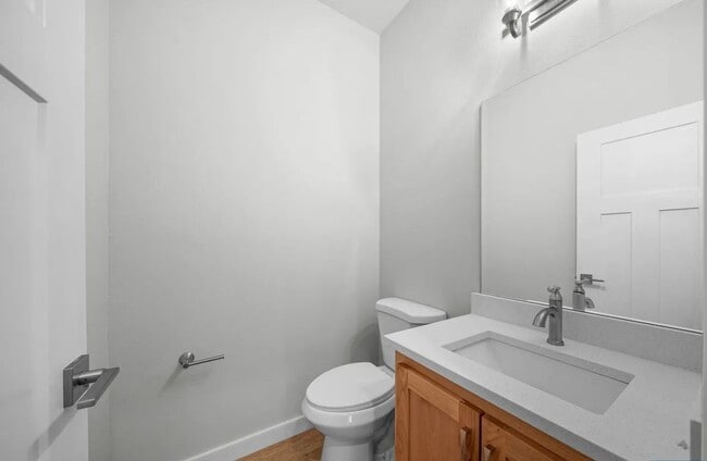 Building Photo - 865 SW Grove St