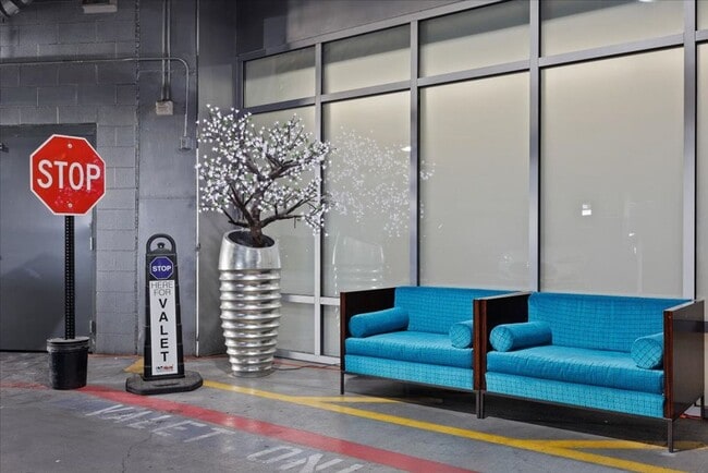 Building Photo - Stunningly Remodeled Studio High-Rise Unit For Rent