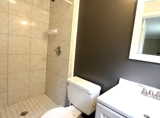 Building Photo - 4 Bedroom 3 Bath Well Kept House in West H...