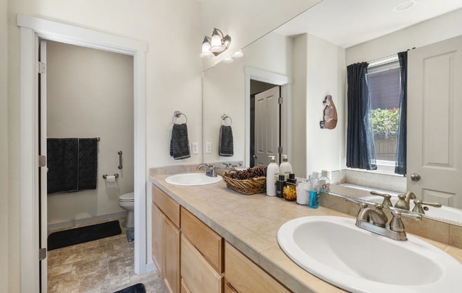 Building Photo - MUST SEE! Beautiful 3 Bedroom with Den, Ra...