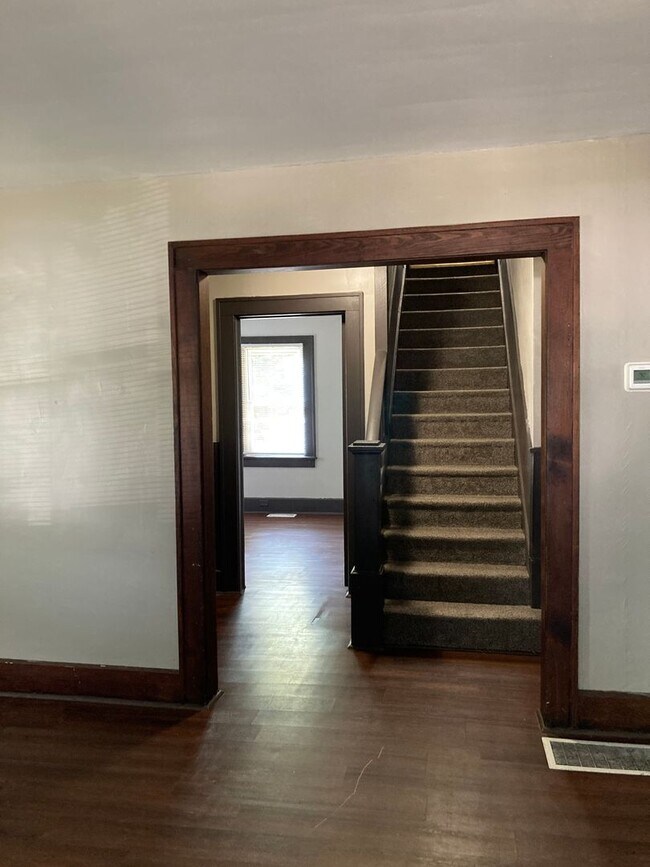 Building Photo - 3 bedroom with a bonus room! Nice enclosed sun porch!