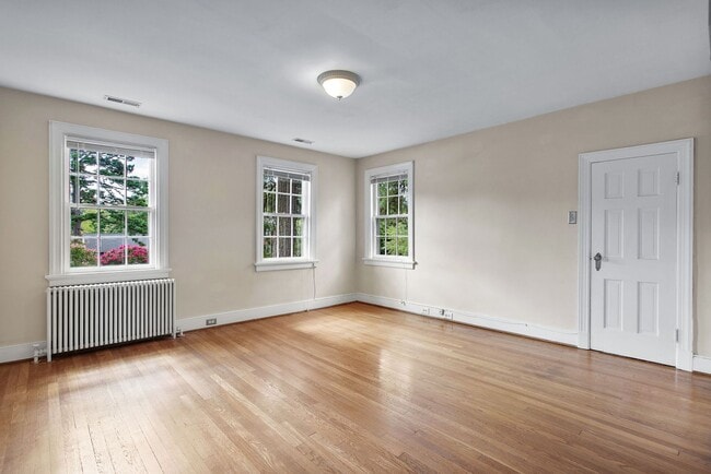 Building Photo - BEAUTIFUL COLONIAL HOME ON LIBBIE AVENUE B...