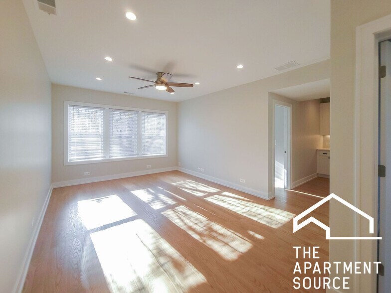 Primary Photo - 2020 W Ainslie St