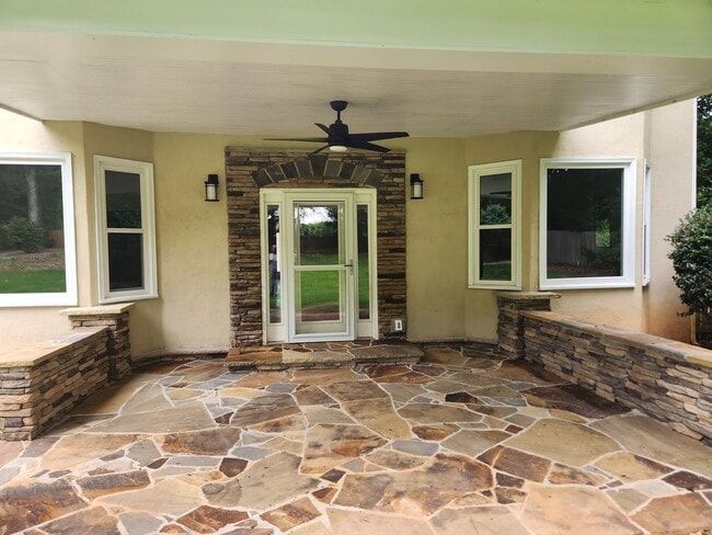 Building Photo - Executive Rental in Lake Redwine Community, 4 Bedrooms and 2.5 Baths 2 Car Garage - Newnan, GA