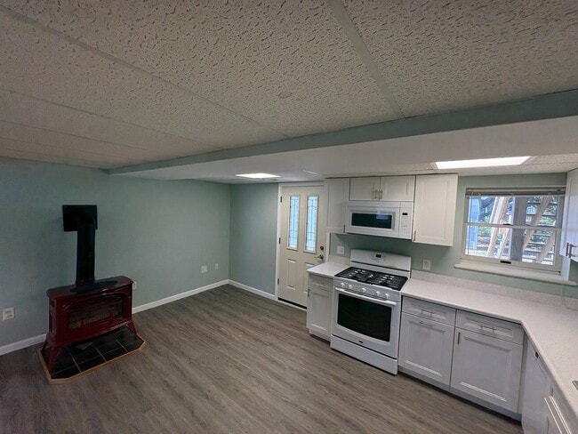 Building Photo - 15 Kingston Dr