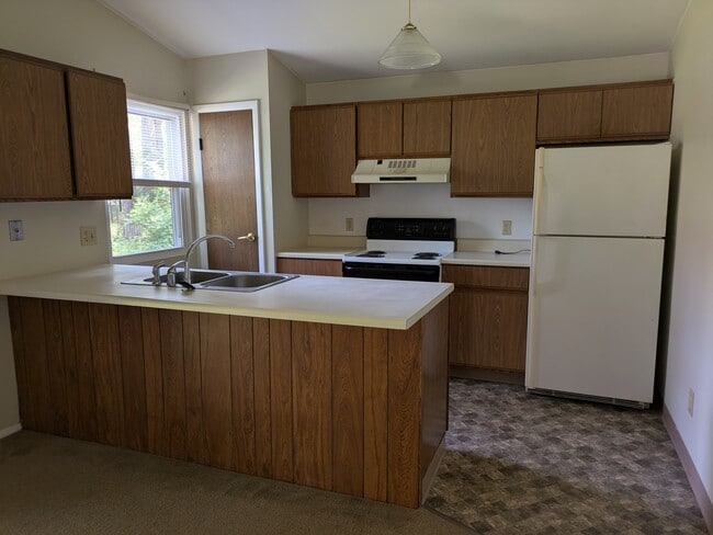 Pantry, range, fridge, DW - 137 Thimbleberry Rd