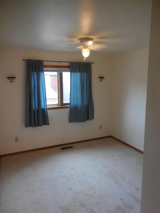 Building Photo - 2 Bedroom, 1 Bath, 1 Car Garage