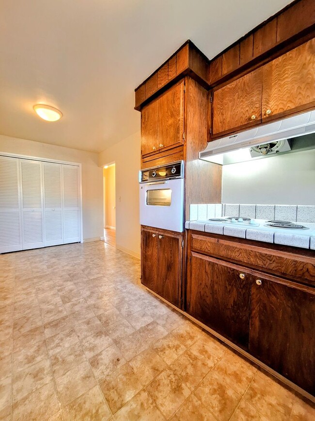 Building Photo - Charming 2bd Duplex With Private Yard & Garage