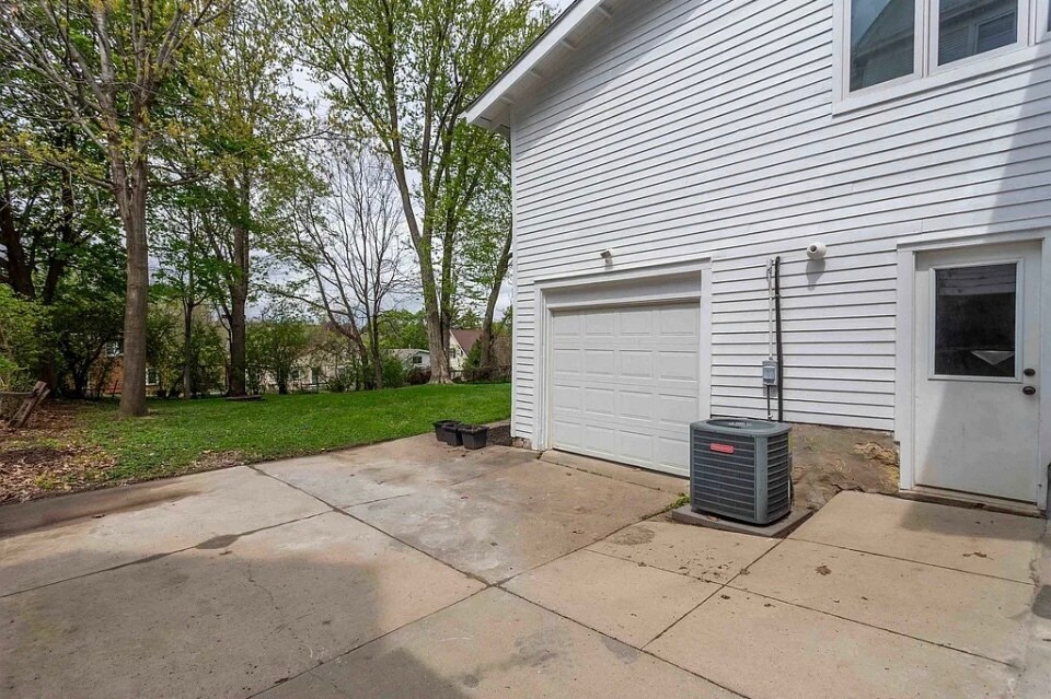 Building Photo - 1215 Mount Pleasant St