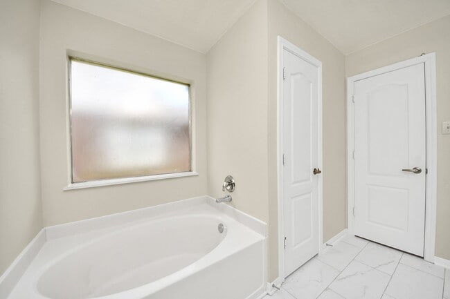Building Photo - 5114 Santrey Dr