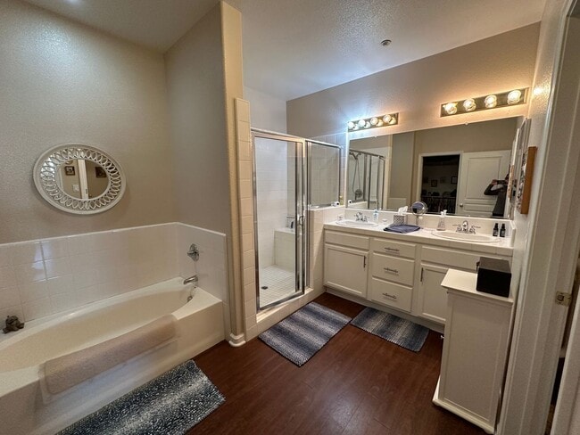 Building Photo - La Ventana Estates 3 bdrm Townhome Available