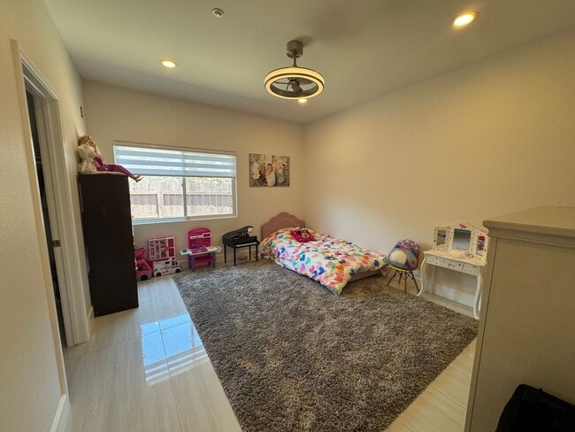 Building Photo - BEAUTIFUL 4BR/3BA home in SINGING HILLS VI...