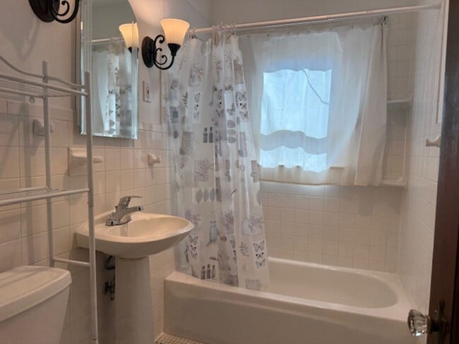 Building Photo - House For Lease