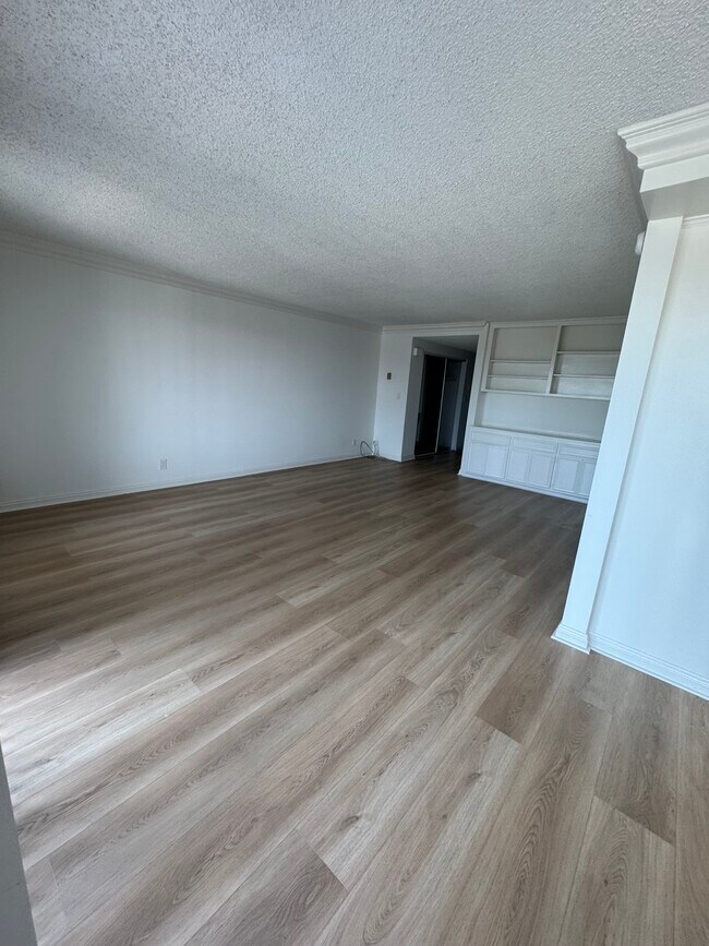 Building Photo - 1110 W 10th St