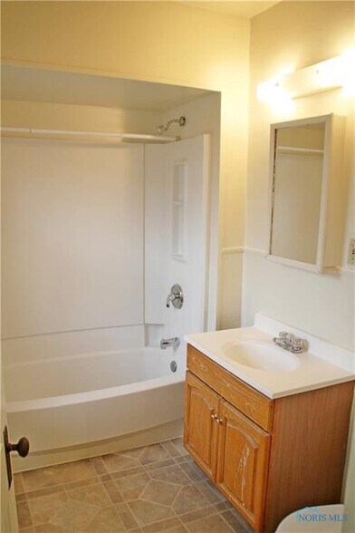 Building Photo - 343 N Grove St