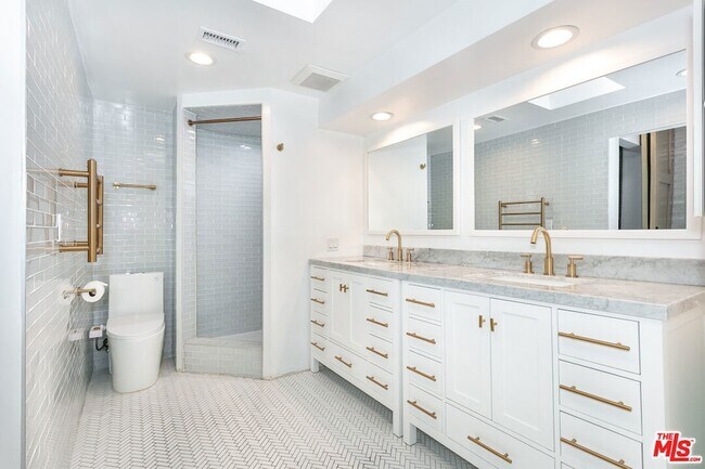 Building Photo - 16733 Oak View Dr