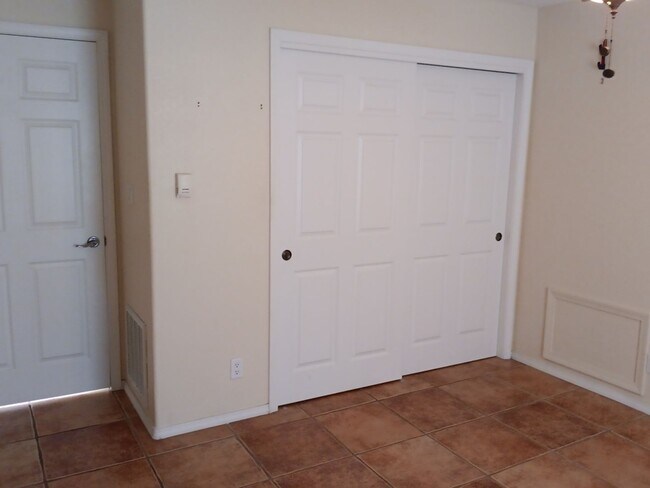 Building Photo - 3 Bedroom, 2 Bathroom Home! Schedule a Sho...