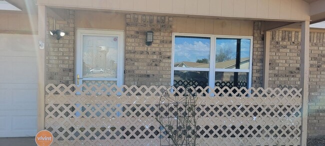 Building Photo - LARGE HOME ON QUIET STREET NEAR HOSPITAL