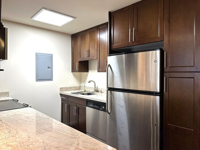 Building Photo - The Cove Waikiki - 2BR/2BA/2PK (Pet Negoti...