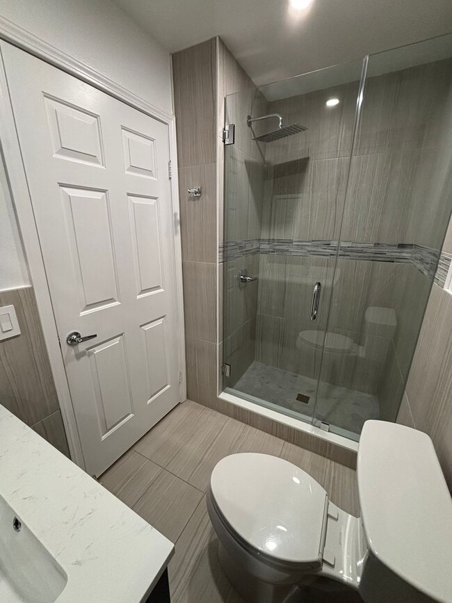 Building Photo - Remodeled 3 Bed 3 Bath Townhome for Rent in Glendale, CA