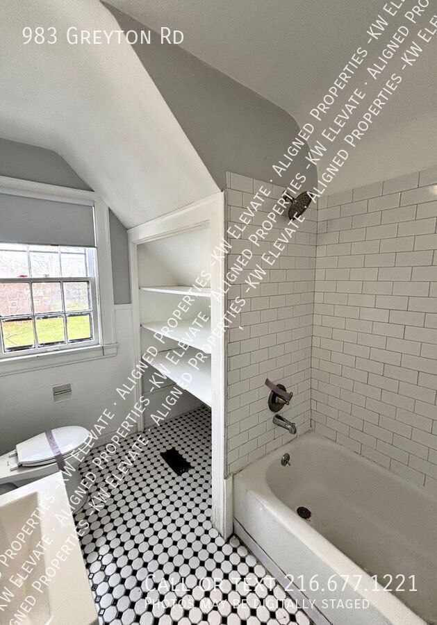 Building Photo - 983 Greyton Rd