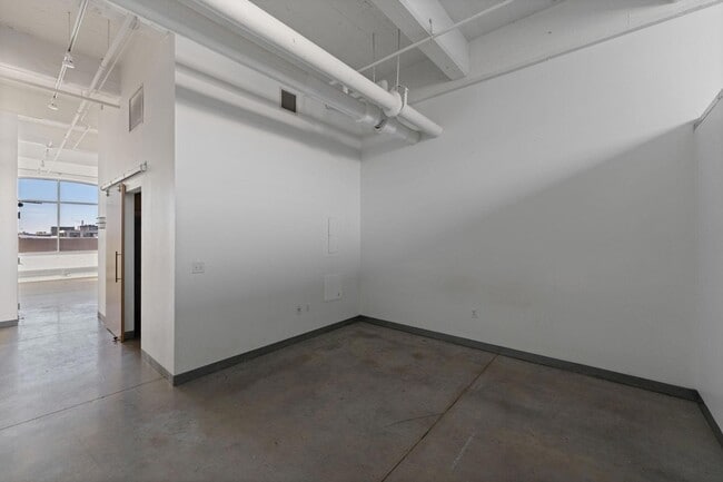 Building Photo - 700 N Washington Ave