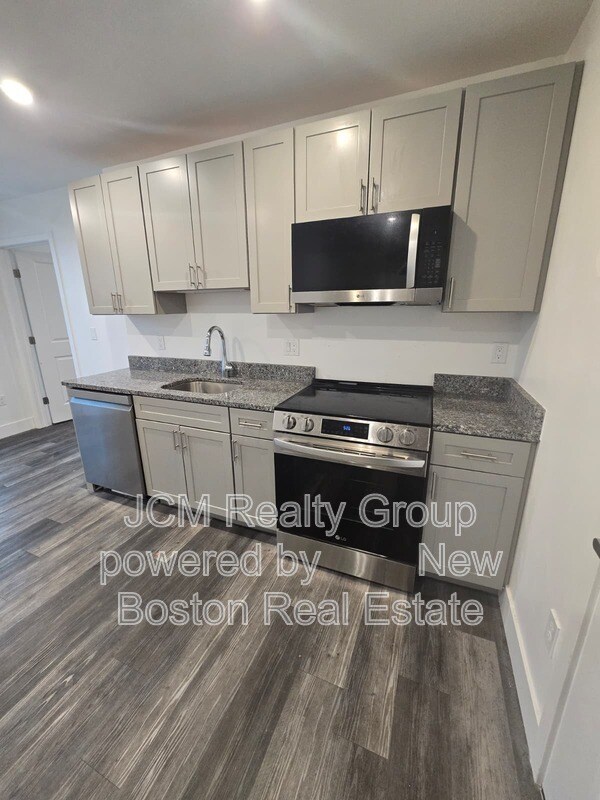 Building Photo - 585 Essex St