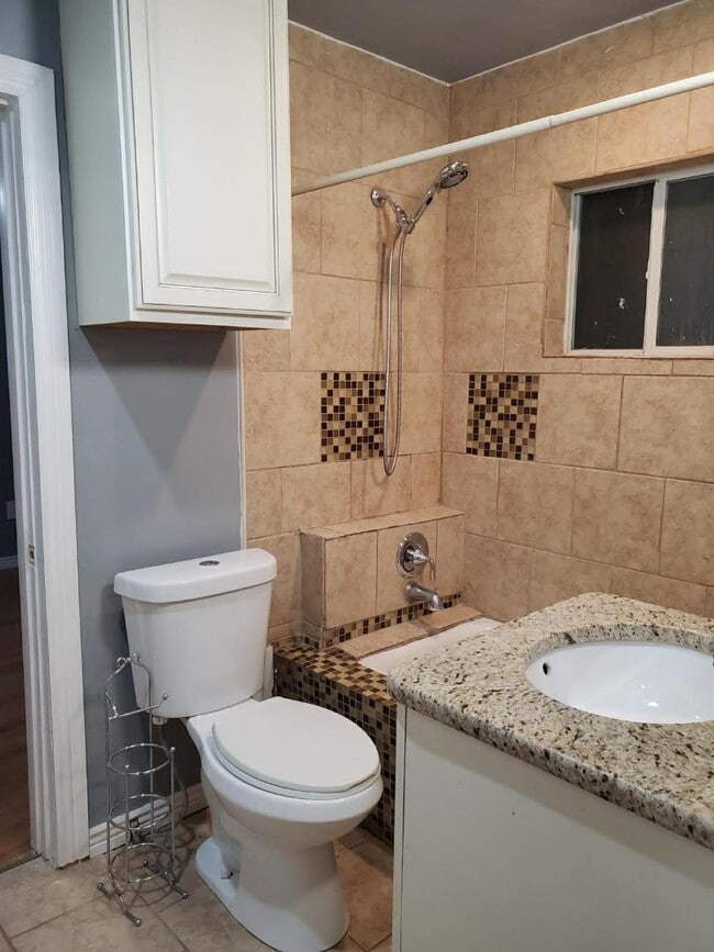 Building Photo - 911 W Hendricks St