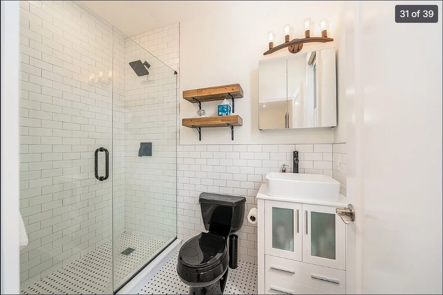 Building Photo - 209 Hutton St