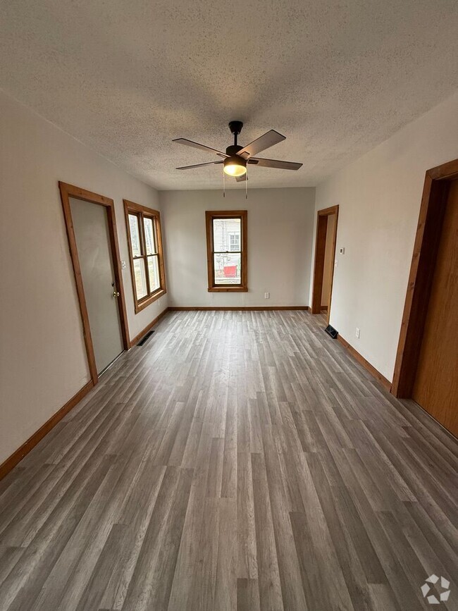 Building Photo - 2 Bedroom Lower Duplex