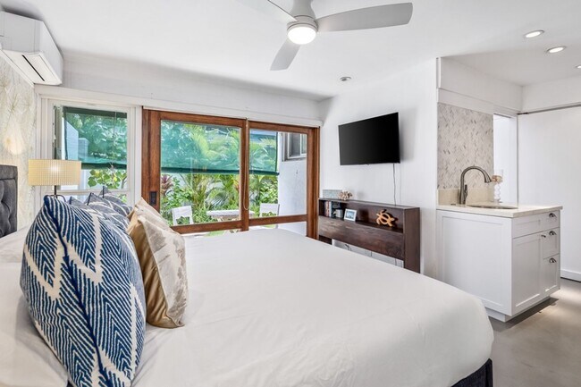 Building Photo - Elegant Home w/ Private Beach Access, Pool...