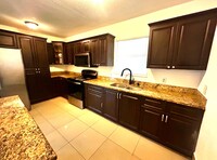 Building Photo - 2-Bedroom, 1.5-Bathroom Home in Tampa – Pe...