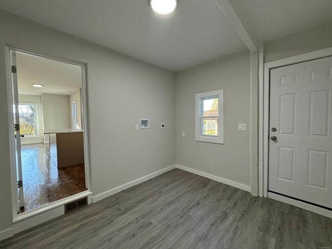 Building Photo - Single Family House in Derby- 3 Bed 2 bath