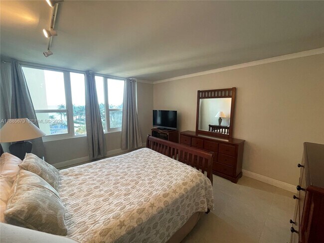 Building Photo - 3505 S Ocean Dr